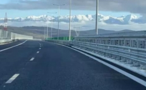 Atenție, șoferi! Desantul unui număr mare de militari și tehnică militară închide o autostradă din România