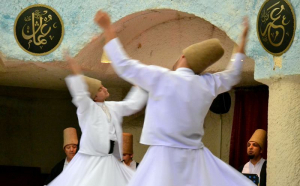  VIDEO - Dansul dervișilor rotitori. Care este semnificație acestei ceremonii vechi de peste 700 de ani