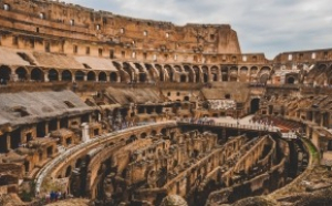 Încă doi turişti au fost surprinşi degradând Colosseumul