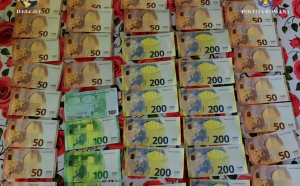 Euro falşi plasați pe piața din România. Rețeaua de hoți din Neamț a adus banii din Italia