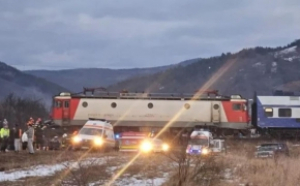 Călătorie de coșmar: un tren de călători a lovit în plin o mașină