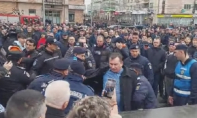 Explicațiile jandarmilor după incidentele de la mitingul anti-extremism: Omul lui Șoșoacă a fost amendat după ce a fost scos cu forța din mulțime