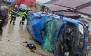 Accident grav în Suceava: Mașină răsturnată în curtea unei case, trei victime încarcerate
