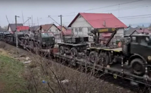 Tren CFR Marfă încărcat cu lansatoare de rachete APR-40, filmat când se îndreaptă spre granița cu Ucraina