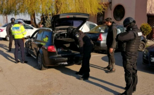 Cursă nebună a unui șofer din Suceava, cu polițiștii pe urme. Motivul pentru care a refuzat să oprească la semnalul agenților
