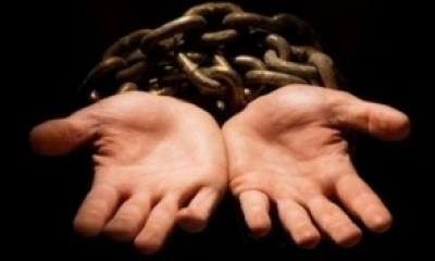 Sclavie la o stână din Brașov - Un copil ar fi fost ținut în cușcă și exploatat. Polițiștii efectuează mai multe percheziții
