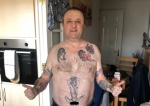 Se mândrește cu un tatuaj obscen, dar a fost obligat de poliție să-l acopere. A fost aproape de arest