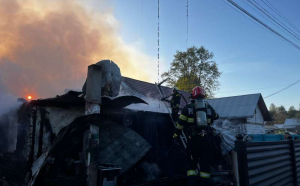 Trei case distruse de un incendiu la Vatra Moldoviței
